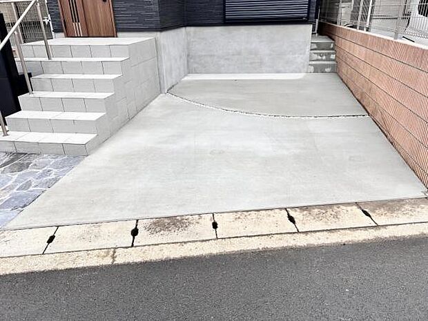 駐車場ももちろん完備しておりますのでお車所有の方にも心強いです。