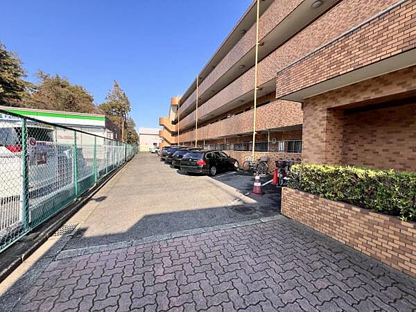 駐車場ももちろん完備しておりますのでお車所有の方にも心強いです。