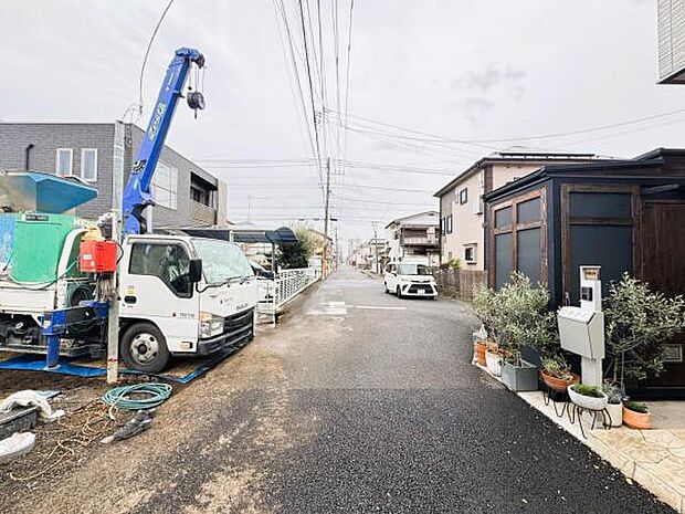 前面道路を含めた現地写真です。