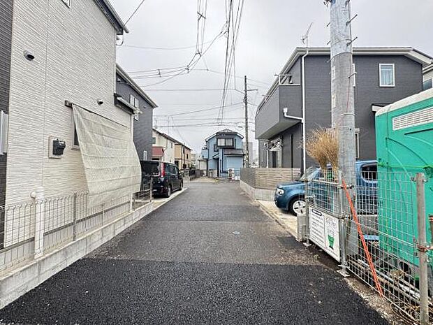 前面道路を含めた現地写真です。
