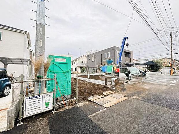 前面道路を含めた現地写真です。