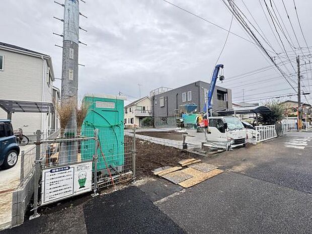 前面道路を含めた現地写真です。