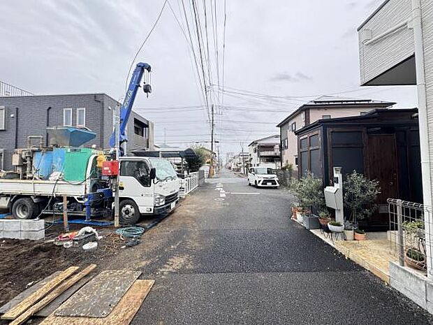 前面道路を含めた現地写真です。