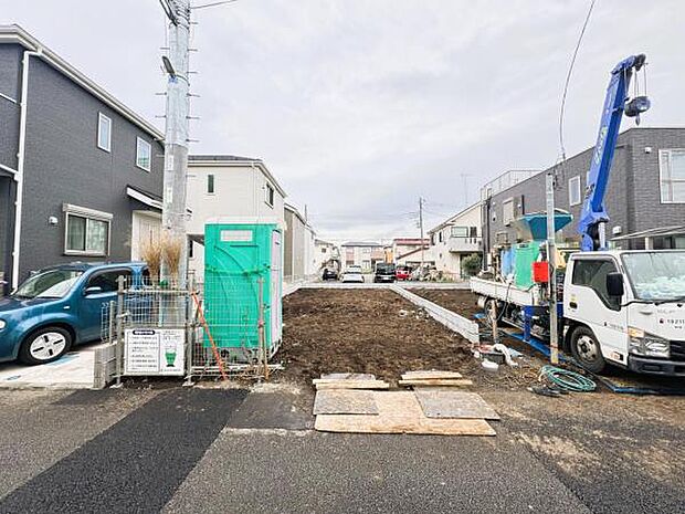 前面道路を含めた現地写真です。