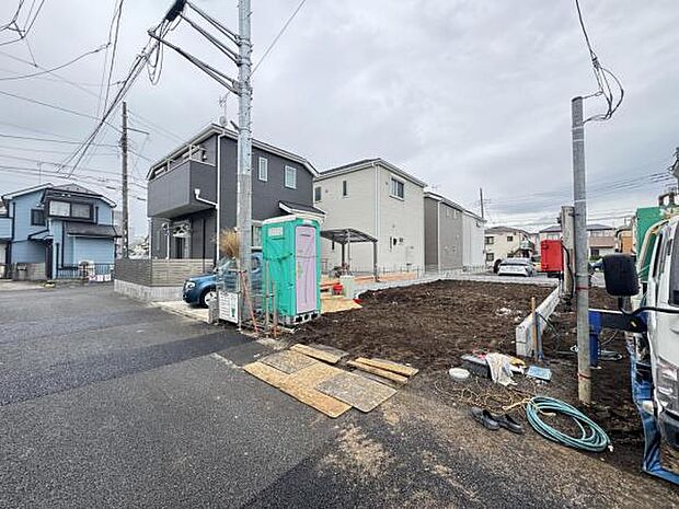 前面道路を含めた現地写真です。