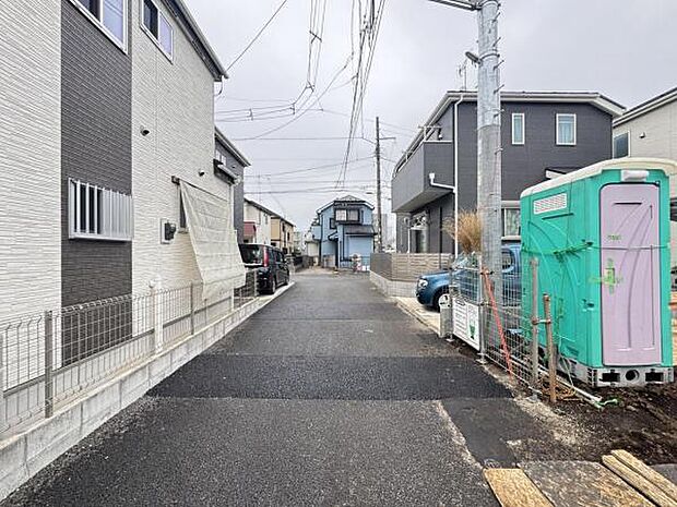 前面道路を含めた現地写真です。