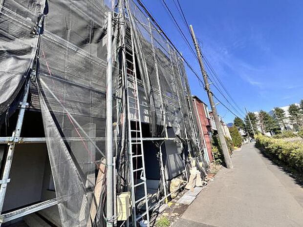前面道路を含めた現地写真です。