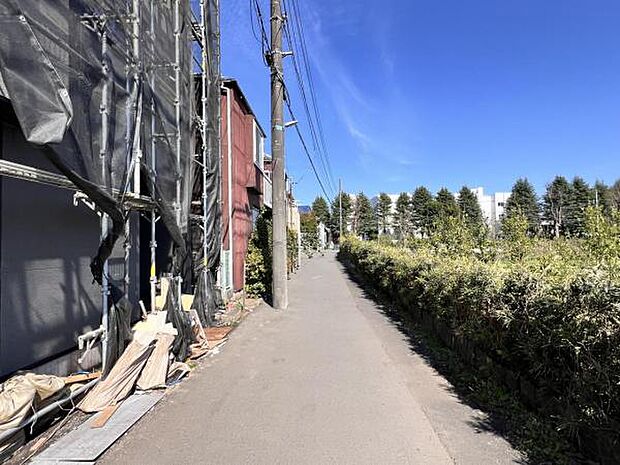 前面道路を含めた現地写真です。