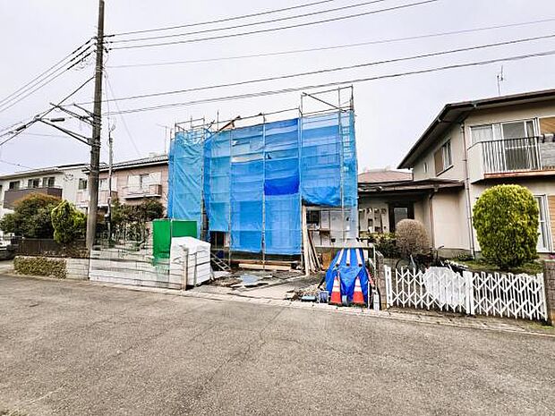 前面道路を含めた現地写真です。