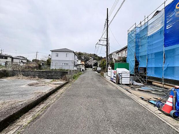 前面道路を含めた現地写真です。