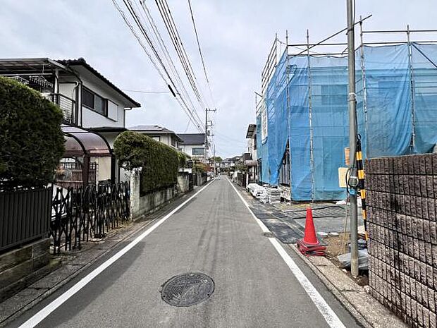 前面道路を含めた現地写真です。