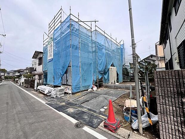 前面道路を含めた現地写真です。