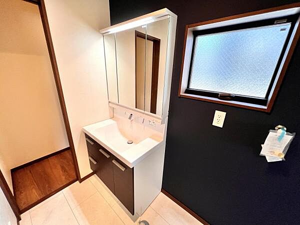 洗面化粧台です。朝の身支度から1日が始まります。