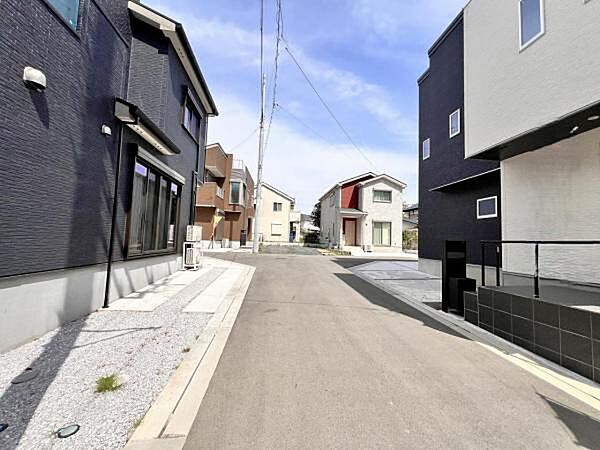前面道路を含めた現地写真です。