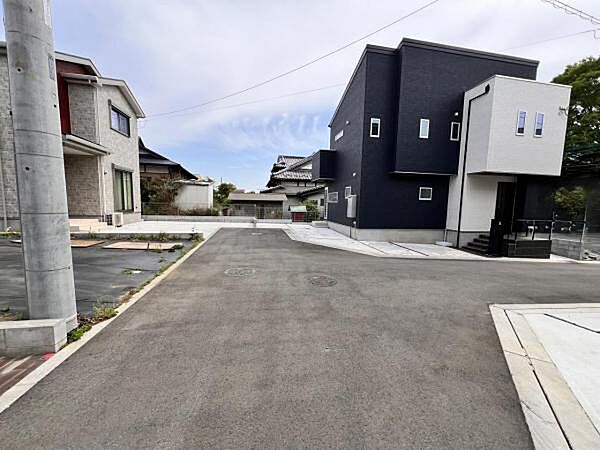 前面道路を含めた現地写真です。