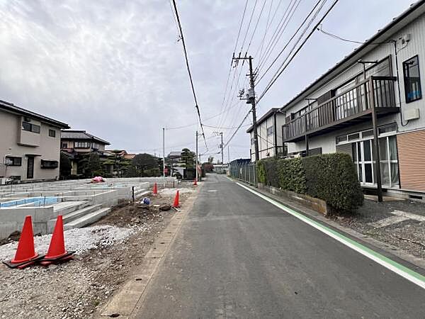 前面道路を含めた現地写真です。