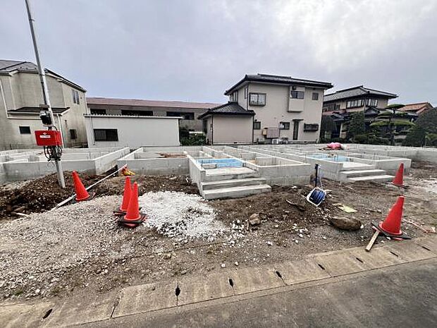 前面道路を含めた現地写真です。