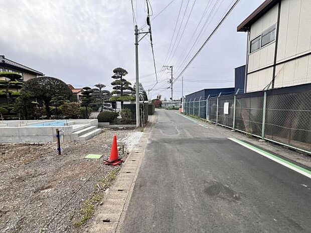 前面道路を含めた現地写真です。