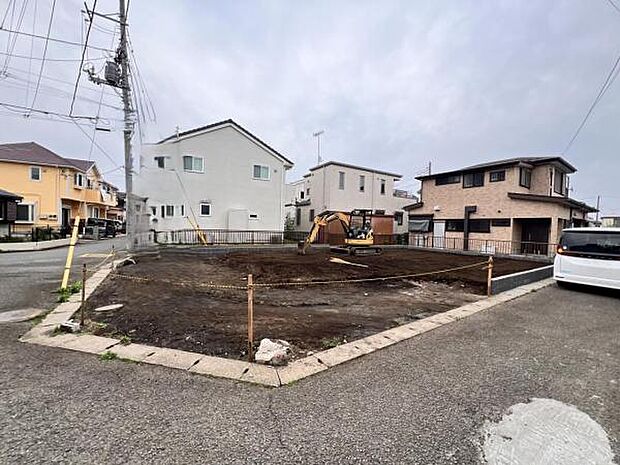 前面道路を含めた現地写真です。