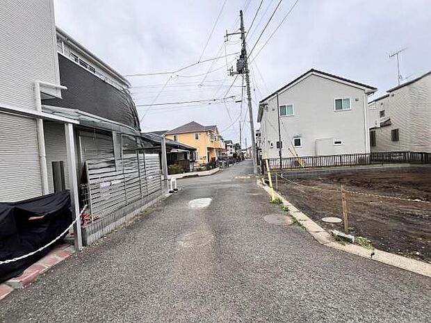 前面道路を含めた現地写真です。