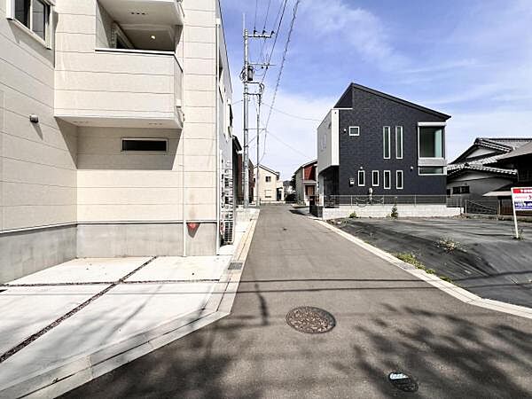 前面道路を含めた現地写真です。