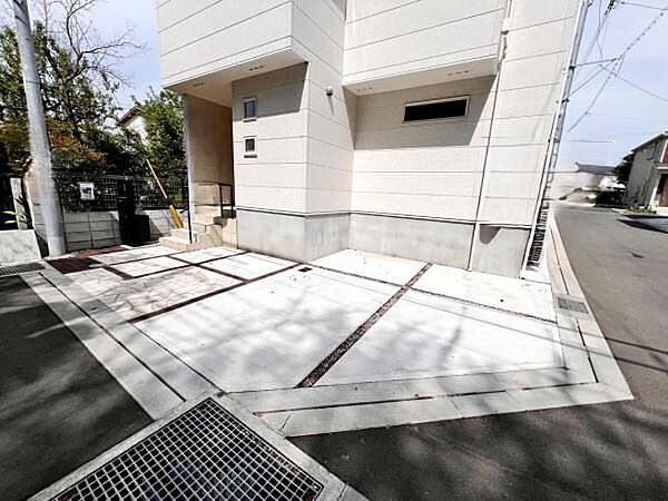 駐車場ももちろん完備しておりますのでお車所有の方にも心強いです。