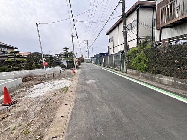 前面道路を含めた現地写真です。