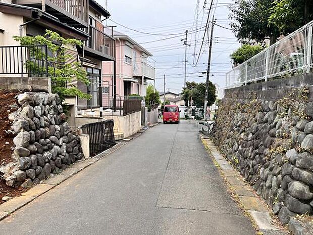 前面道路を含めた現地写真です。