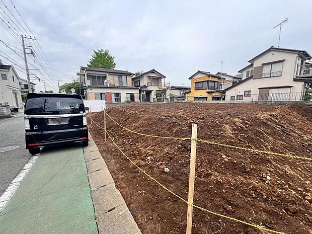 前面道路を含めた現地写真です。