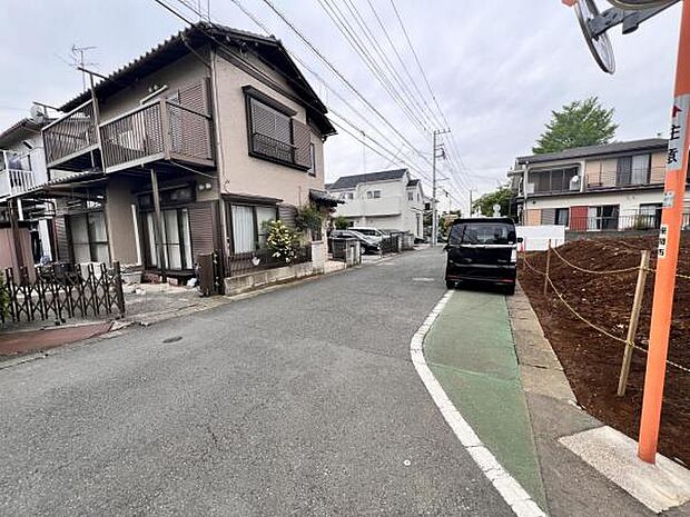 前面道路を含めた現地写真です。