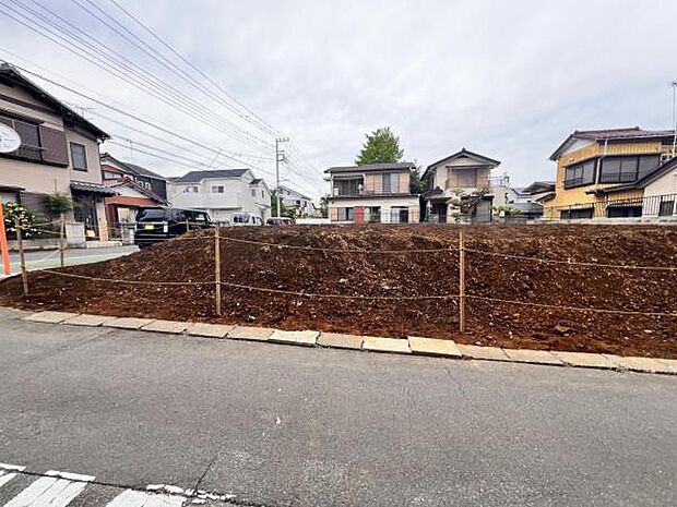 前面道路を含めた現地写真です。