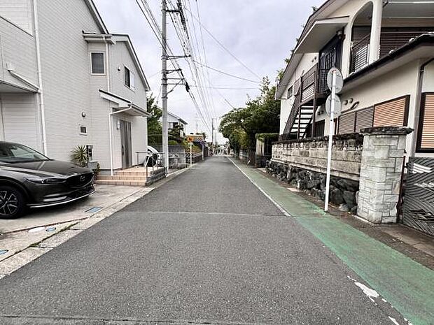 前面道路を含めた現地写真です。