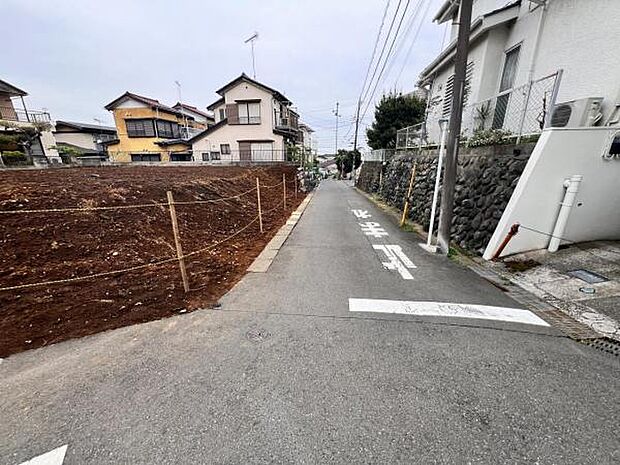 前面道路を含めた現地写真です。