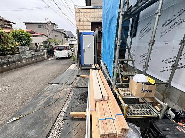 前面道路を含めた現地写真です。