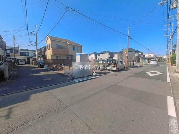 前面道路を含めた現地写真です。