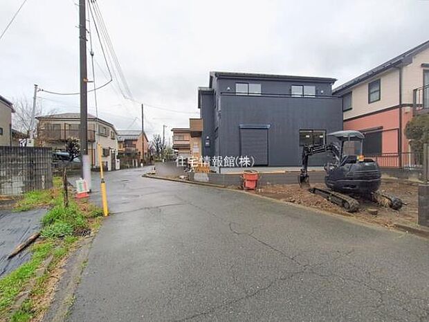 前面道路を含めた現地写真です。