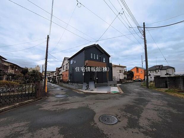 前面道路を含めた現地写真です。