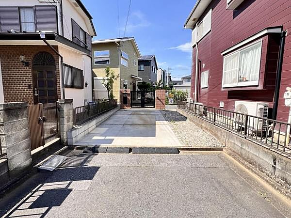 前面道路を含めた現地写真です。