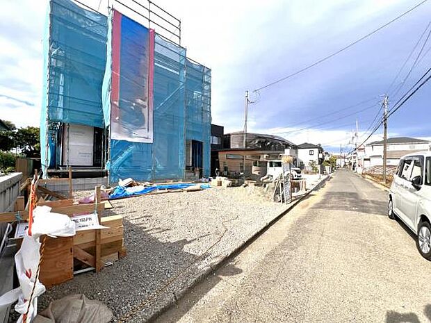 前面道路を含めた現地写真です。