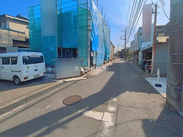 前面道路を含めた現地写真です。