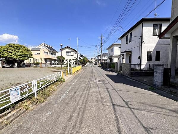 前面道路を含めた現地写真です。