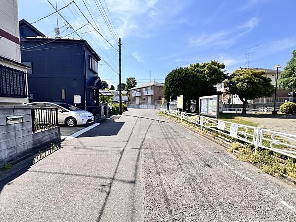 前面道路を含めた現地写真です。