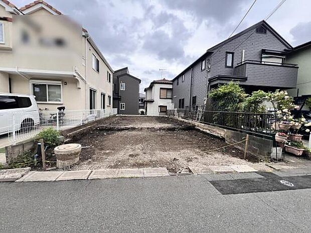 前面道路を含めた現地写真です。