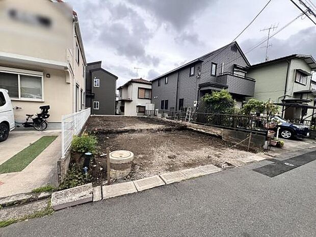 前面道路を含めた現地写真です。