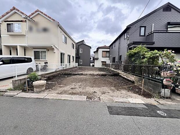 前面道路を含めた現地写真です。