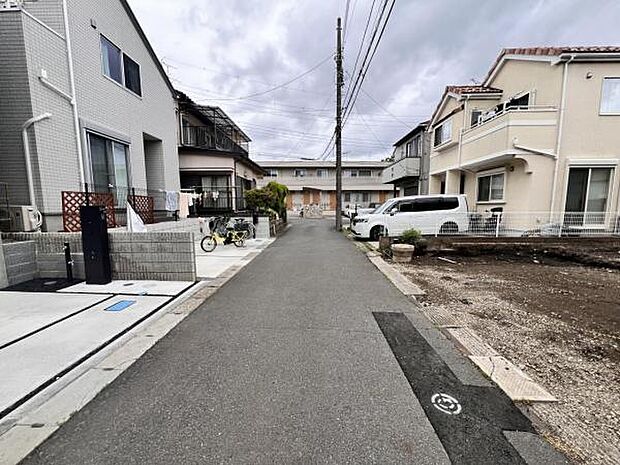 前面道路を含めた現地写真です。