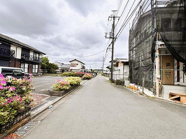 前面道路を含めた現地写真です。