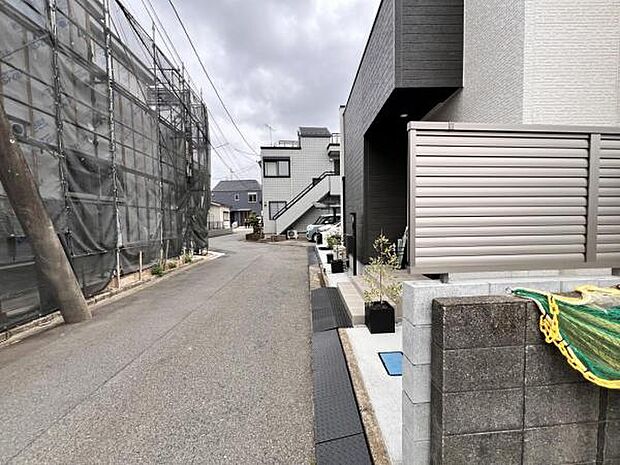 前面道路を含めた現地写真です。