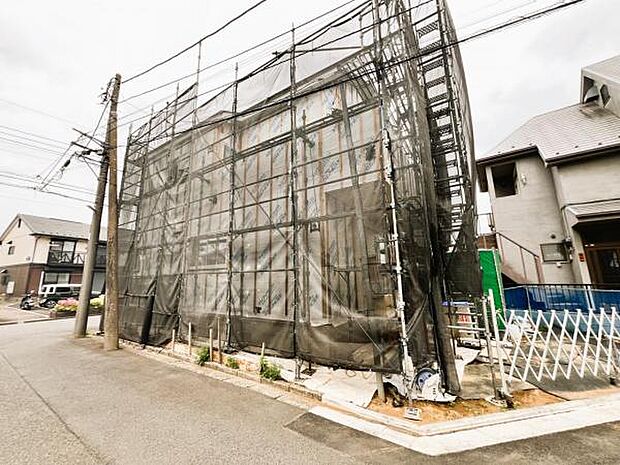 前面道路を含めた現地写真です。