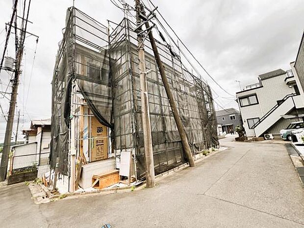 前面道路を含めた現地写真です。